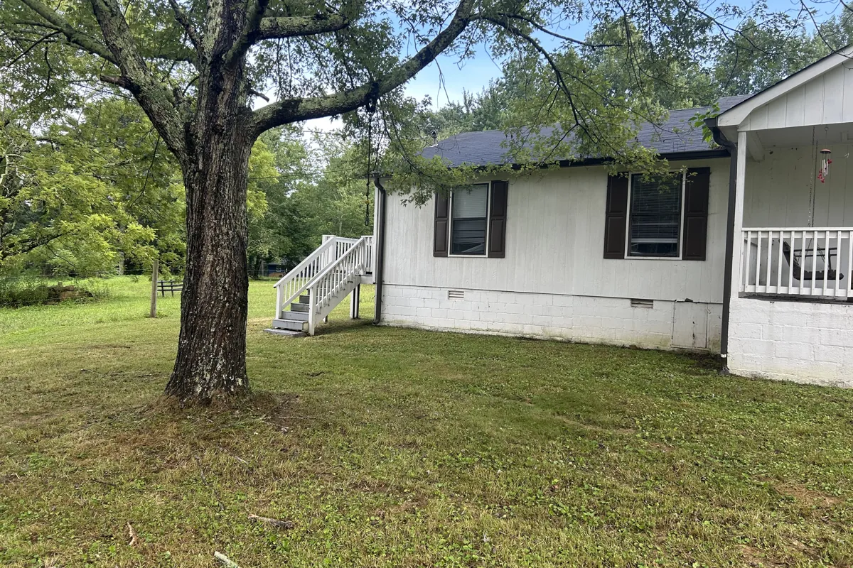 Cleaned-up home and yard in Fort Payne, AL after Dustline Property Services mowing and cleanup