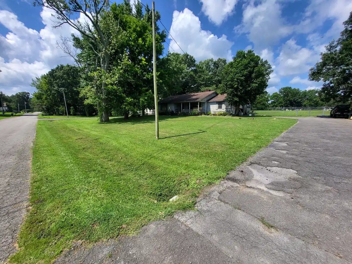 Lawn maintenance, bush hogging and land clearing in North Alabama by Dustline
